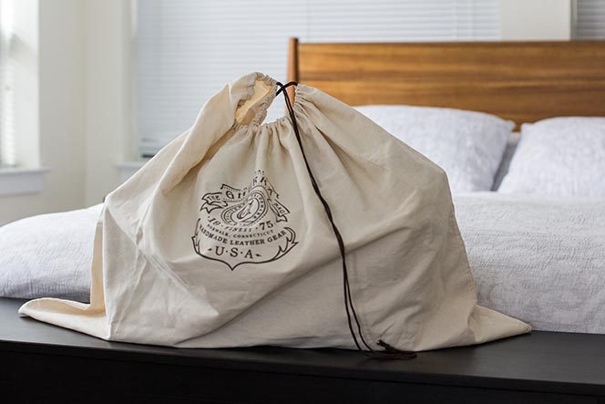 Sebuah tas kulit disimpan di dalam bungkus kain